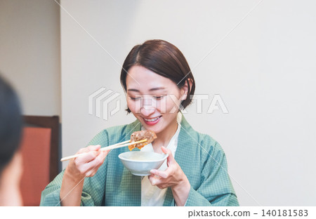 一個在旅店吃飯的女人 140181583