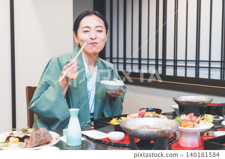 一個在旅店吃飯的女人 140181584