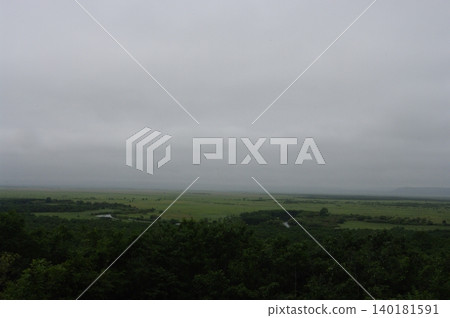 可惜的是,北海道的釧路濕地在夏季因雨水而籠罩在霧氣之中。釧路川則靜靜地流淌著。 可惜的是,北海道的釧路濕地在夏季因雨水而籠罩在霧氣之中。釧路川則靜靜地流淌著。 140181591