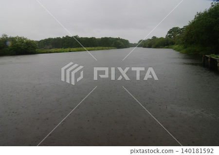 可惜的是，北海道的釧路濕地在夏季因雨水而籠罩在霧氣之中。釧路川則靜靜地流淌著。 140181592
