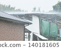 傾盆大雨拍打著房屋和倉庫的屋頂。 140181605