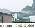 傾盆大雨拍打著房屋和倉庫的屋頂。 140181606
