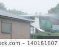 傾盆大雨拍打著房屋和倉庫的屋頂。 140181607