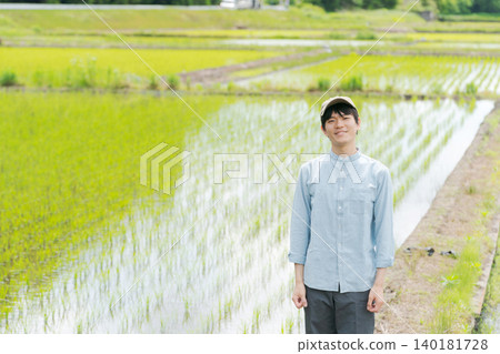 年輕農民正在種植水稻 年輕農民正在種植水稻 140181728