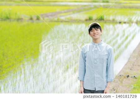 年輕農民正在種植水稻 140181729