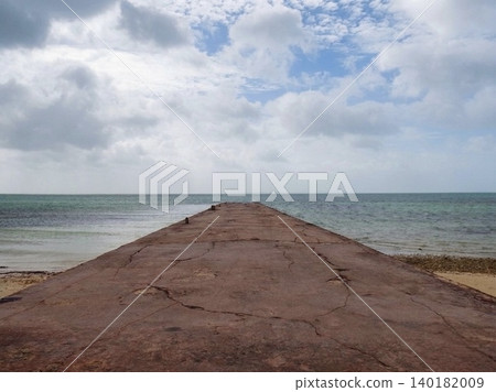 From the west pier of Taketomi Island in Okinawa, a beautiful emerald green sea stretches out without obstruction. From the west pier of Taketomi Island in Okinawa, a beautiful emerald green sea stretches out without obstruction. 140182009