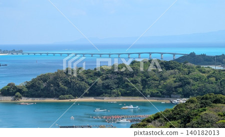 從古宇利島眺望古宇利大橋 從古宇利島眺望古宇利大橋 140182013