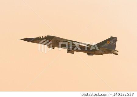 一架塗有特殊紀念塗裝的日本航空自衛隊F-1戰鬥機在黃昏時分起飛,以紀念其服役的最後一年。 一架塗有特殊紀念塗裝的日本航空自衛隊F-1戰鬥機在黃昏時分起飛,以紀念其服役的最後一年。 140182537