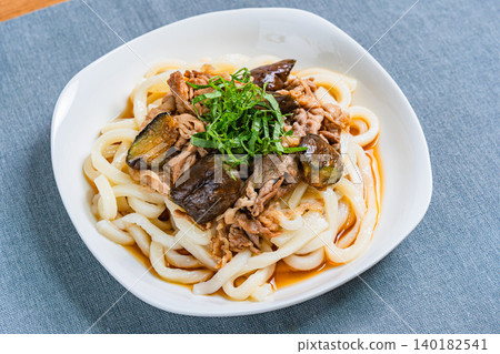 一張涼拌烏龍麵的照片，配上茄子和豬肉，上面撒著紫蘇葉，非常適合夏天食用。 140182541
