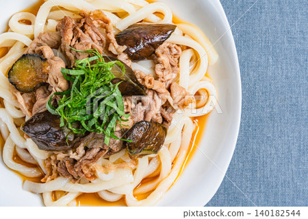 一張涼拌烏龍麵的照片,配上茄子和豬肉,上面撒著紫蘇葉,非常適合夏天食用。 一張涼拌烏龍麵的照片,配上茄子和豬肉,上面撒著紫蘇葉,非常適合夏天食用。 140182544