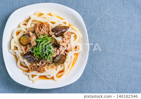 一張涼拌烏龍麵的照片,配上茄子和豬肉,上面撒著紫蘇葉,非常適合夏天食用。 一張涼拌烏龍麵的照片,配上茄子和豬肉,上面撒著紫蘇葉,非常適合夏天食用。 140182546