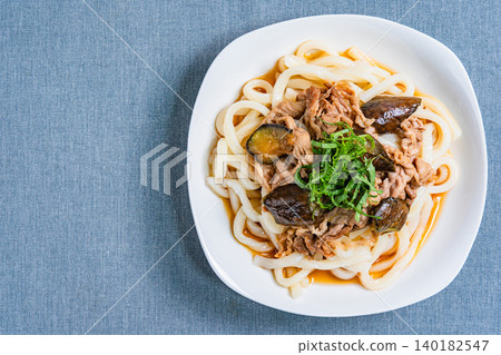 一張涼拌烏龍麵的照片,配上茄子和豬肉,上面撒著紫蘇葉,非常適合夏天食用。 一張涼拌烏龍麵的照片,配上茄子和豬肉,上面撒著紫蘇葉,非常適合夏天食用。 140182547
