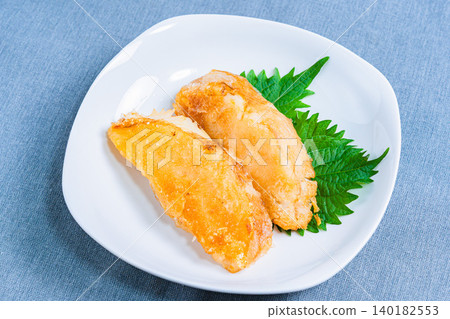 一張油炸比目魚配紫蘇葉的照片。 一張油炸比目魚配紫蘇葉的照片。 140182553