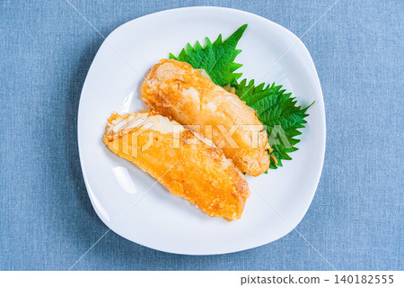 一張油炸比目魚配紫蘇葉的照片。 一張油炸比目魚配紫蘇葉的照片。 140182555