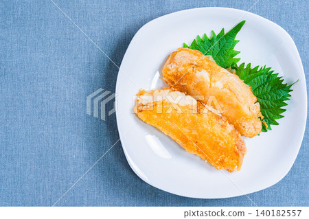 一張油炸比目魚配紫蘇葉的照片。 一張油炸比目魚配紫蘇葉的照片。 140182557