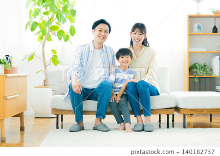 一家人坐在沙發上的全家福 一家人坐在沙發上的全家福 140182737