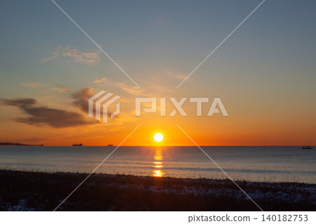 A winter scene of Koimoi Beach as the sun rises. The coast of Shiranuka Town, Hokkaido. 140182753