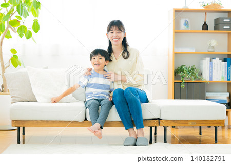 媽媽和男孩的家庭合影 媽媽和男孩的家庭合影 140182791