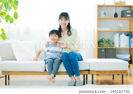 媽媽和男孩的家庭合影 媽媽和男孩的家庭合影 140182792