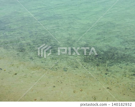 沖繩石垣島的卡比拉灣擁有美麗的翡翠綠色海水,以其迷人的景色而聞名。 沖繩石垣島的卡比拉灣擁有美麗的翡翠綠色海水,以其迷人的景色而聞名。 140182932