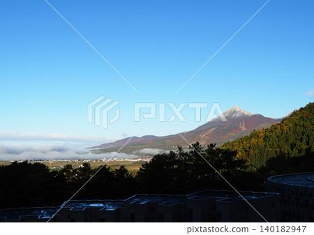 深秋時節,晨霧籠罩磐梯山的山麓。山坡上落滿了秋葉,山頂覆蓋著一層薄薄的積雪,在晴朗的秋空映襯下,構成了一幅引人注目、美不勝收的景象。 深秋時節,晨霧籠罩磐梯山的山麓。山坡上落滿了秋葉,山頂覆蓋著一層薄薄的積雪,在晴朗的秋空映襯下,構成了一幅引人注目、美不勝收的景象。 140182947