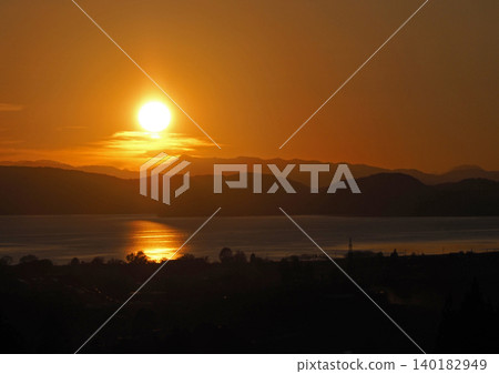 豬苗代湖的日落。夕陽的橙色光芒映照在湖面上,景色壯麗迷人。 豬苗代湖的日落。夕陽的橙色光芒映照在湖面上,景色壯麗迷人。 140182949
