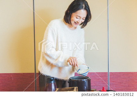 一個女人準備早餐 140183012