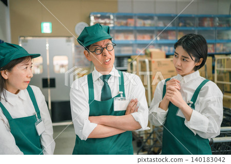backyard, salesperson, shop assistant 140183042
