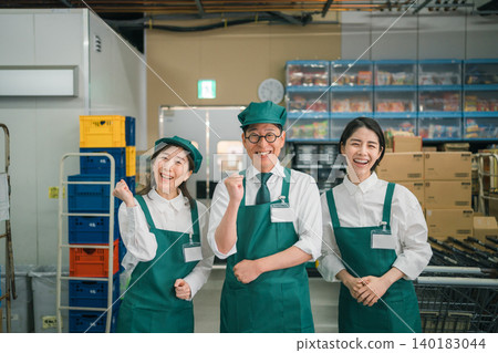 supermarket, salesperson, shop assistant 140183044