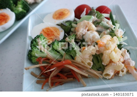 Let's eat a salad. Let's eat a salad. 140183071