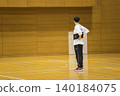 體育教練在體育館內進行指導 140184075