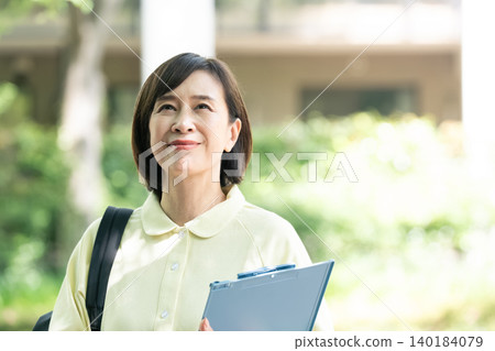 長期護理人員女性 140184079