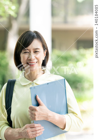 Long-term care staff woman Long-term care staff woman 140184085