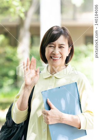 長期護理人員女性 140184086