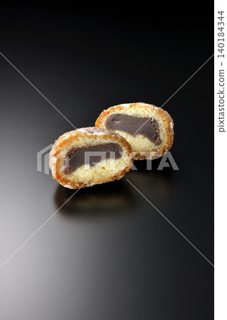 Photographing an anko donut against a black background Photographing an anko donut against a black background 140184344