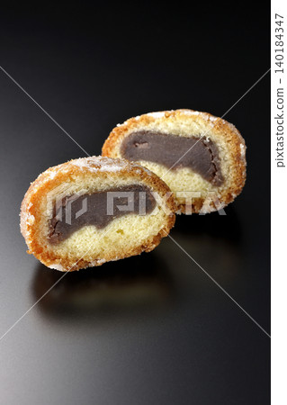 Photographing an anko donut against a black background 140184347