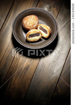 Bean paste donut 140184698