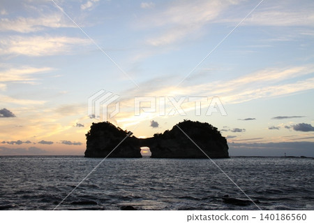 日落時的圓月島(中心) 日落時的圓月島(中心) 140186560