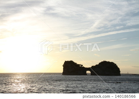 Engetsu Island and the calm sea at sunset (Shirahama Town, Wakayama Prefecture) Engetsu Island and the calm sea at sunset (Shirahama Town, Wakayama Prefecture) 140186566