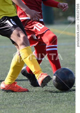 足球運動員比賽 140187308