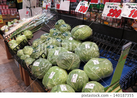 Cabbage, lettuce, vegetable section, supermarket Cabbage, lettuce, vegetable section, supermarket 140187355