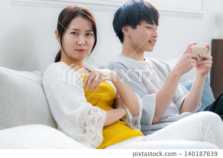 Men and women fighting Men and women fighting 140187639