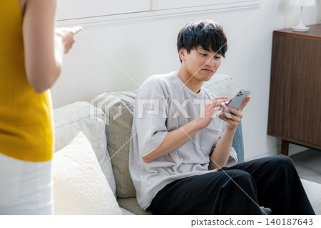 一位女士訓斥一位受驚的男士 140187643