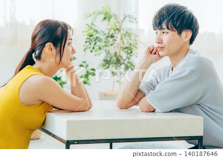 調查彼此的年輕人和婦女 140187646