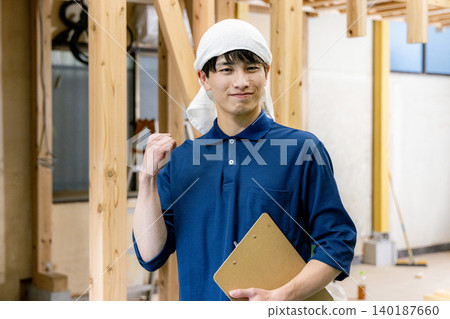 新建築工地的男性工人 140187660