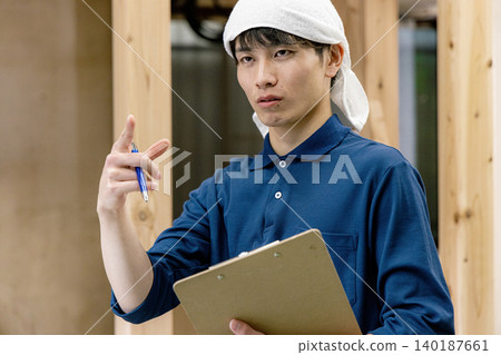 新建築工地的男性工人 140187661