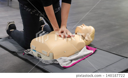 BLSD Defibrillator use course. first aid course - company safety - cardiac massage - Basic Life Support BLSD Defibrillator use course. first aid course - company safety - cardiac massage - Basic Life Support 140187722