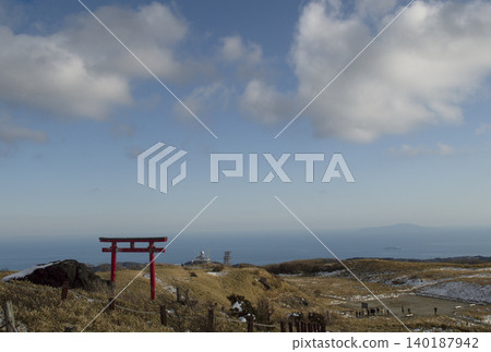 從箱根駒嶽山頂可以眺望鳥居之外的太平洋。 從箱根駒嶽山頂可以眺望鳥居之外的太平洋。 140187942