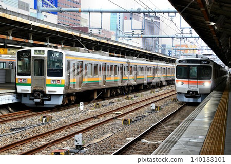 一列誕生於日本國鐵時代的通勤列車(211系)和一列誕生於令和時代的通勤列車(315系)-在名古屋站 一列誕生於日本國鐵時代的通勤列車(211系)和一列誕生於令和時代的通勤列車(315系)-在名古屋站 140188101