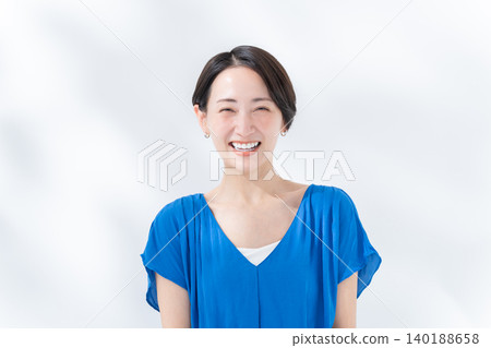 一位身著夏裝、面帶微笑的女士 140188658